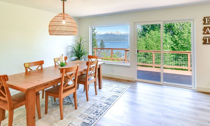 Union House | Modern Washington Home w/ Deck & Stunning Views!