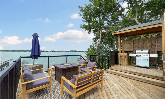 Scugog Cottage | Modern Waterfront Luxury Lakehouse - 60 Min GTA