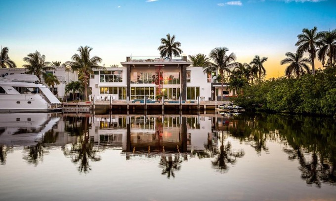 Nurmi Isles House | Modern Waterfront Mansion in the heart of Las Olas minutes from the Beach