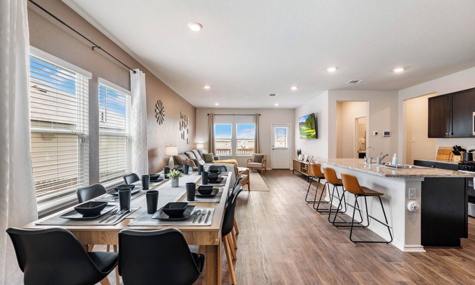 San Antonio House | Modern Western 5BR Retreat! Lackland BMT SeaWorld Riverwalk Alamo