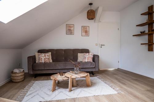 Andreasvorstadt Apartment | Moderne 2 Raum - Arbeitsplatz - SmartTV - Zentral - ruhiges Dachgeschoss