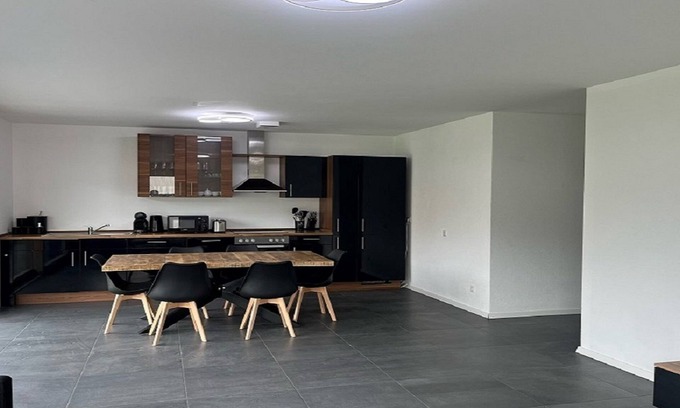 Singen Apartment | Moderne Ferienwohnung, Platz für 6 Gäste - 2 Schlaf-/Wohn-/badezimmer, Terrasse