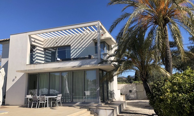 Saint Antoine Villa | Moderne Villa mit Meerblick und Schönem Garten