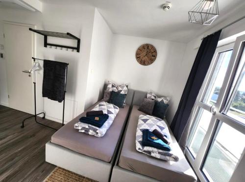 Neusass Old Town Apartment | Modernes Apartment mit WIFI, Aufzug & Kostenlos Parken EL-Living