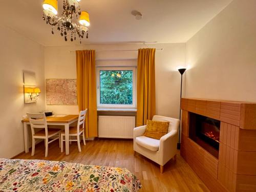 Am Waldfriedhof House | Modernes Zimmer am Park mit Garten, Hühner & Enten