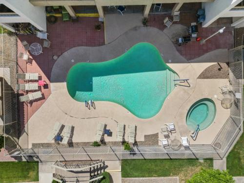Marble House | Modernized 1br Condo W Shared Pool & Spa