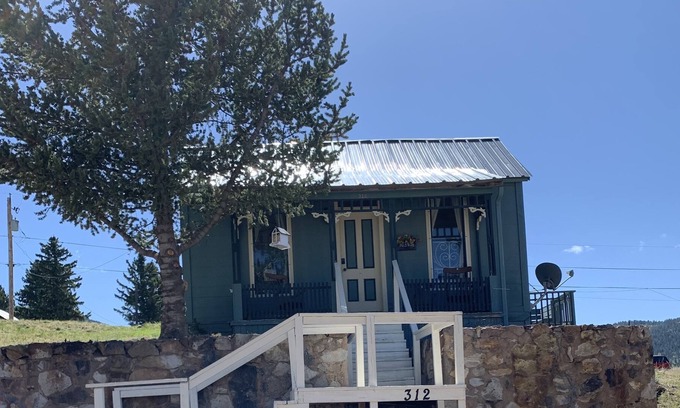Victor House | Modernized Miner Cabin in Victor Colorado!