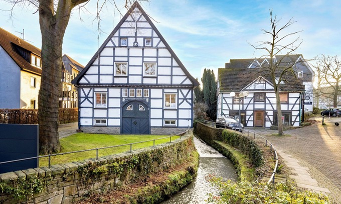 Bachviertel Apartment | MOLA Apartments-Historic apartment in the Bachviertel-Altstadt-Parking lot- WLAN