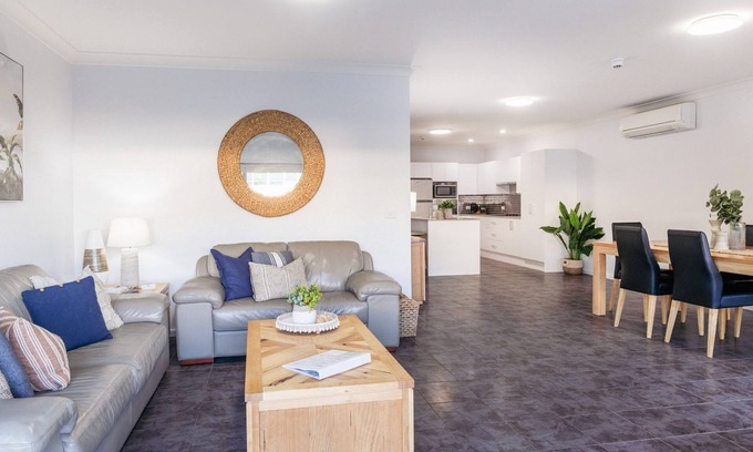 Mollymook Apartment | Mollymook Luxury Beachfront Apartment 3 - Seaside apartment in the heart of Mollymook