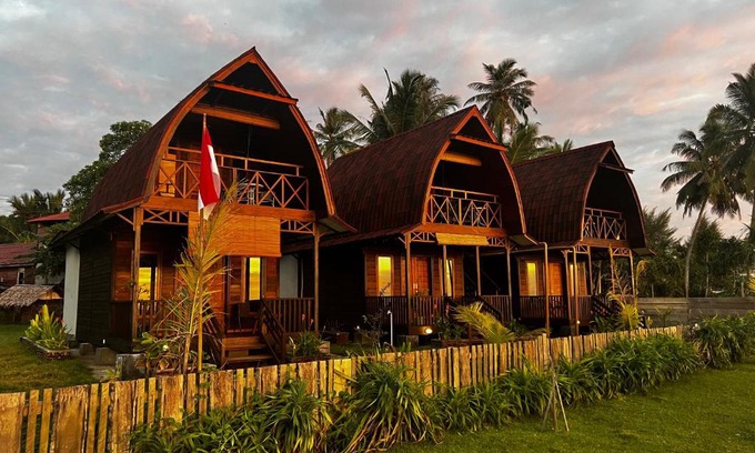 Sinabang Resort | Momos Surf Shack