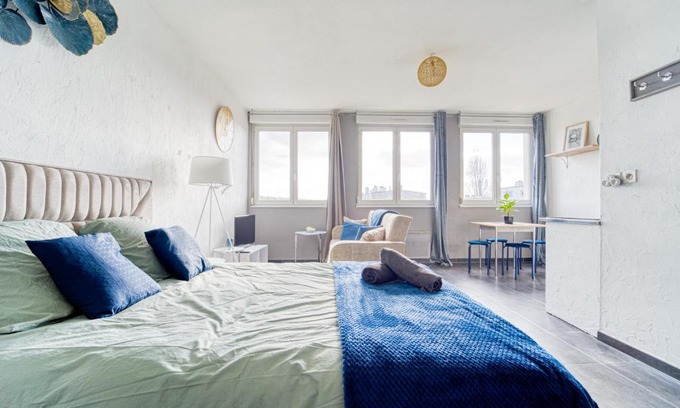 Plantieres Queuleu Apartment | Mon Rez-de-Chaussée Ville Parking Privé Un-Séjour-à-Part