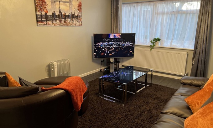 Redbridge House | Mona’s AirB&B in quiet cul-de-sac. 3 bedrooms, 4 beds plus sofabed. Sleeps 6.