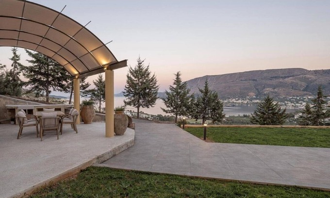 Souda Villa | Mondethea vantage point home, 5 min Chania,