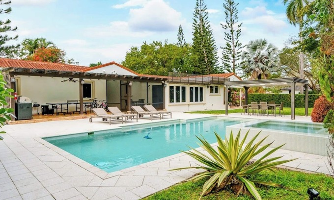 South Lake House | Monroe Retreat, 3/3, flexible space, heated pool, hot tub, beach 10 mins