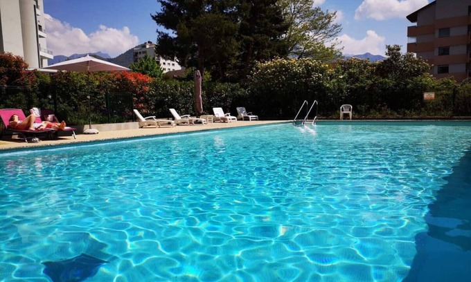 Annecy Apartment | Mont Royal balcon et piscine