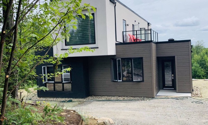 La Conception House | Mont Tremblant -Newly Built Home. SKI ,HIKE, EXPLORE NATURE Private Hot Tub!