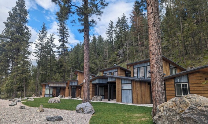 Bigfork Cabin | Montana Ponderosa Cabins short walk to Flathead Lake-near Glacier national park