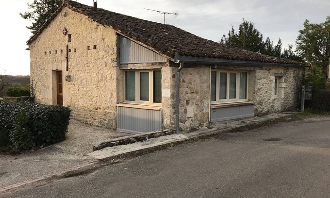 Lhospitalet House | MONTAT, 46 Lot, Quercy white. Small house with garden