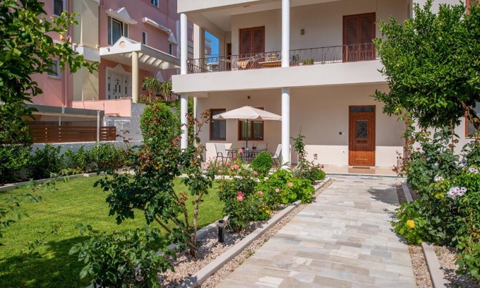 Rhodes Apartment | Monte Smith Luxury Garden Apartment With Parking