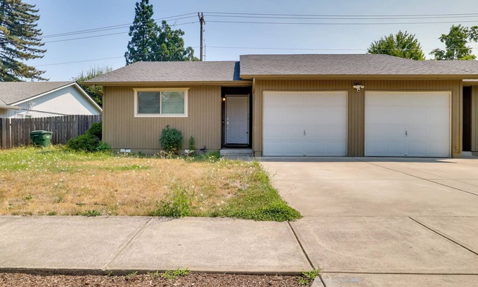 West Salem House | Month stay or more? Pet friendly duplex close to downtown.