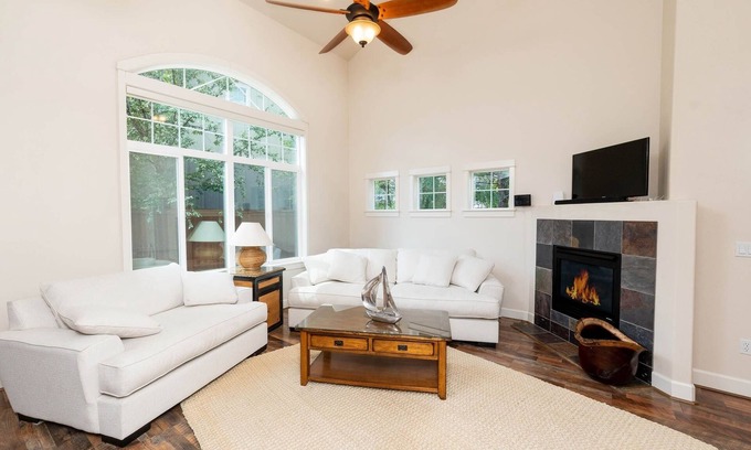 Mountain View District House | Monthly 1.5 Bedroom OFFICE Home, Cathedral Ceil, minutes to downtown