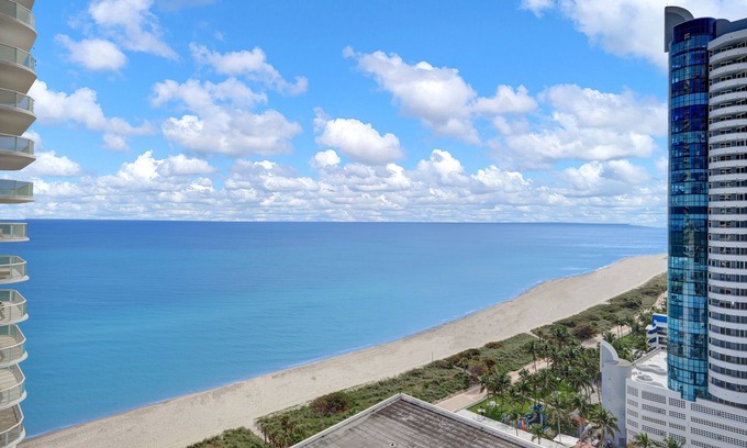 Seybold Condo | Monthly Rental! Corner Unit @Akoya. NEW 2025 Pool & right on Beach! Amenities+