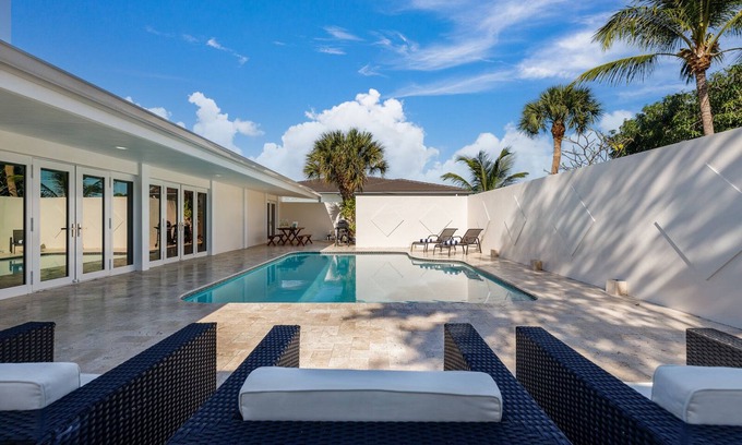 Lauderdale-by-the-Sea House | MONTHLY SPECIALS! ! WALK TO BEACH ! POOL