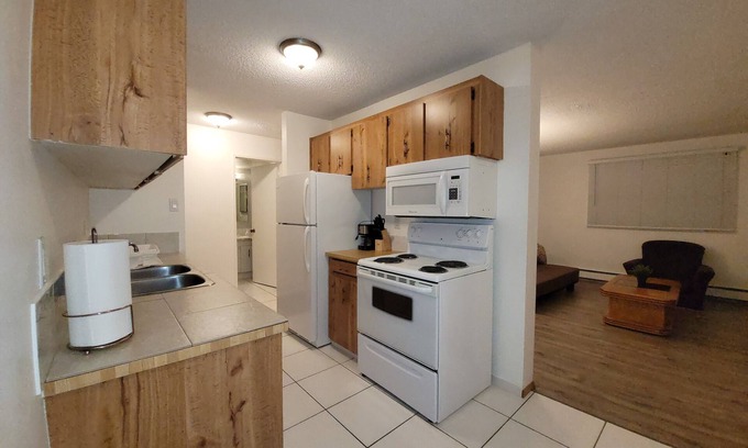 West Edmonton Apartment | Monthly Stays✅️Central 124 Street Arts District✅️Entire unit✅️Free Parking/Wi-Fi