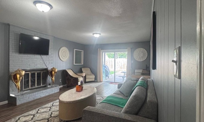 Parkway Village House | MONTHLY STAYS- Spacious 12-Bedroom Retreat in Memphis- Sleeps Many.