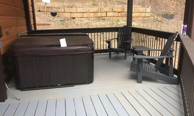 Black Mountain Apartment | Montreat carriage house with hot tub.