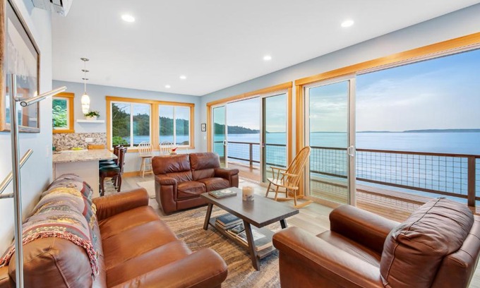 Kingston House | Moon Cabin