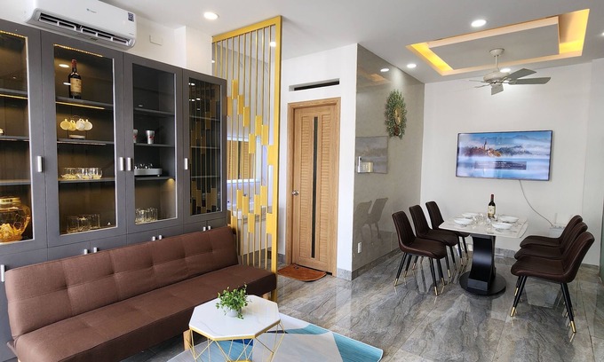 District 11 House | Moon's house/6 beds/10 persons/2,5 baths/full house/near Airport/BBQ rooftop