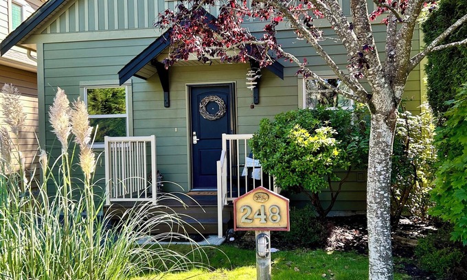 Regional District of Nanaimo Cottage | Moon shell Cottage-a relaxing cozy retreat for all seasons.