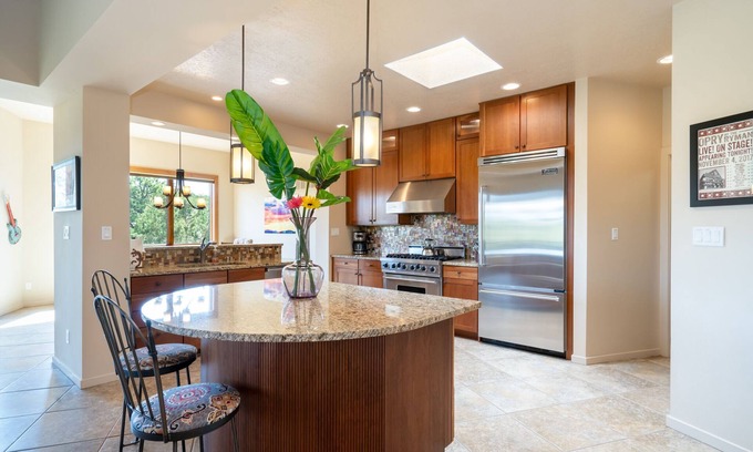 Hills at Las Estrellas House | Moon Shine Manor | Private Deck, Fireplace + Mountain View!