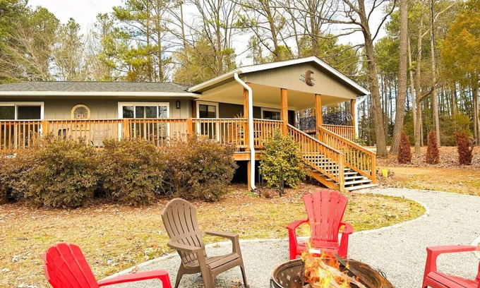 Henrico House | Moon Smoke: 2BR/2BA Haven, Sleeps 10! Rental Boat!