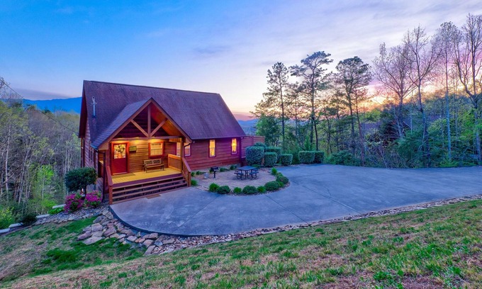 Gatlinburg - Pigeon Forge Cabin | Moonbeams & Star Dreams. A Spectacular Mountain View