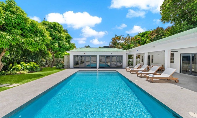 Sunset Crest House | Moonflower Villa: Luxe 3-bed Oasis on West Coast