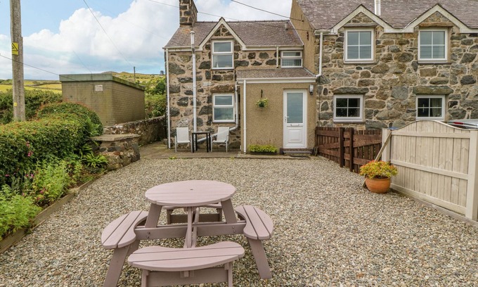 Garn Fadryn Cottage | MOONLIGHT COTTAGE, pet friendly, with a garden in Sarn Meyllteyrn