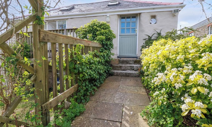 Truro Cottage | MOONLIGHT, pet friendly, with a garden in Truro