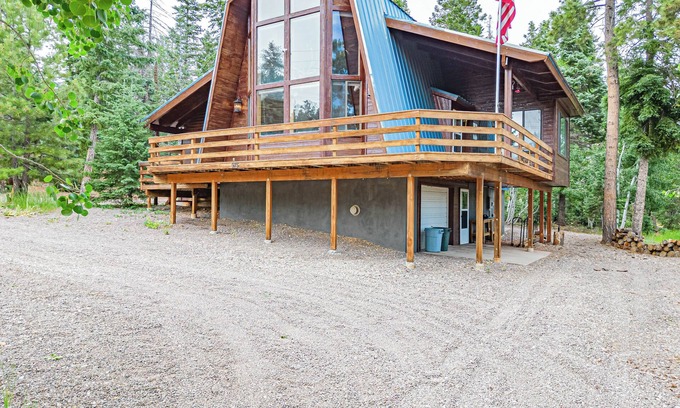 Duck Creek Village Cabin | Moonlight Ridge - Cabin with wood burning stove & pool table near National Parks