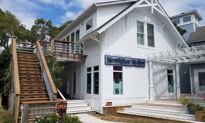 Ocracoke Apartment | Moonraker's Attic: Dog Friendly Studio at Spencer's Market