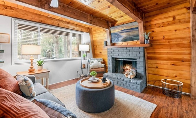 Moonridge Cabin | Moonridge Manor: Modern, Cozy Retreat with Hottub!