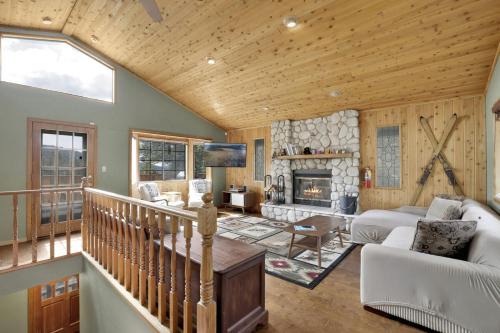 Upper Moonridge House | Moonridge Treehouse - Relaxing Lofty Big Bear Hillside Retreat- Great Deck Views- Central