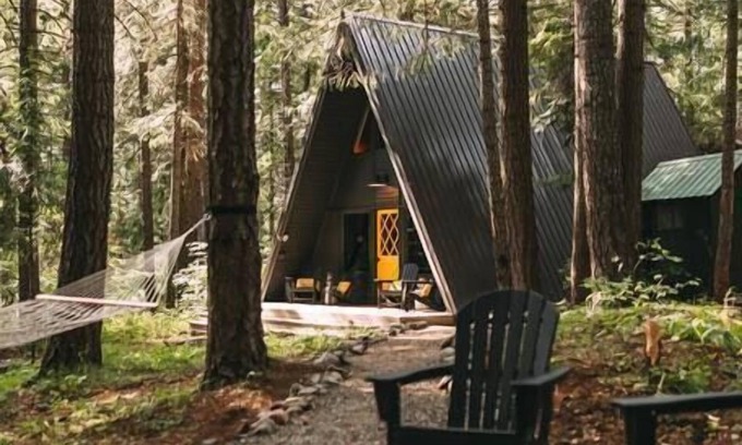 Cle Elum Cabin | Moonshine Digs is the retro A-Frame of your dreams! Hot tub, record player, games, TVs and peace and quiet all nestled in the heart of the Cascade Mountains with Lake Cle Elum access.