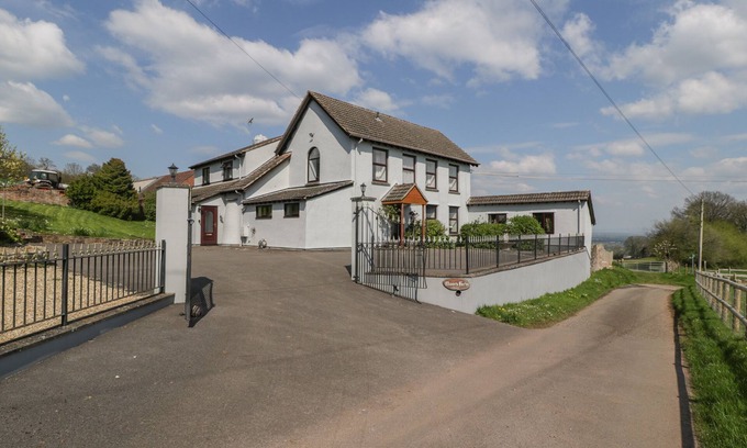 Littledean Cottage | MOORS FARM, family friendly, with hot tub in Littledean