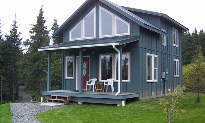 Homer Cottage | Moose Den Highliner House Cottage High Atop West Hill, Amazing View!
