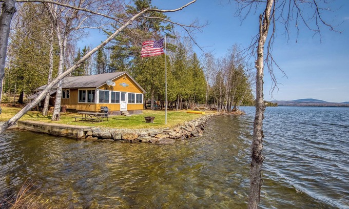 Oquossoc House | 🐾 Mooselodge | Cozy Cabin on Rangeley Lake, Pet Friendly
