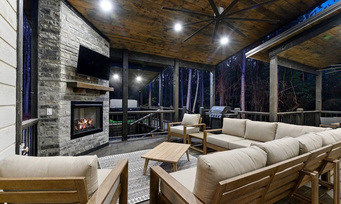 Pickens Cabin | Moosin' Around, Family Cabin, Hot Tub, Firepit, Secluded, Playset