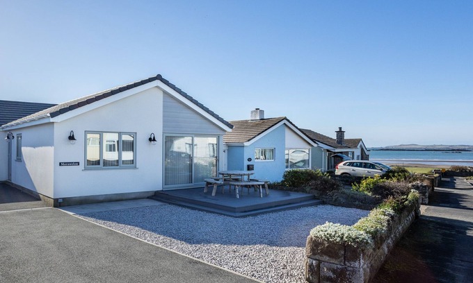 Rhosneigr House | Morawelon : Renovated 3‑Bed Bungalow 100m from Rhosneigr Beach | Managed by Anglesey Holiday Letting