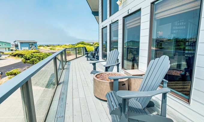 Gold Beach House | Morning Star Lookout- Walk to Beach! Ocean Views!